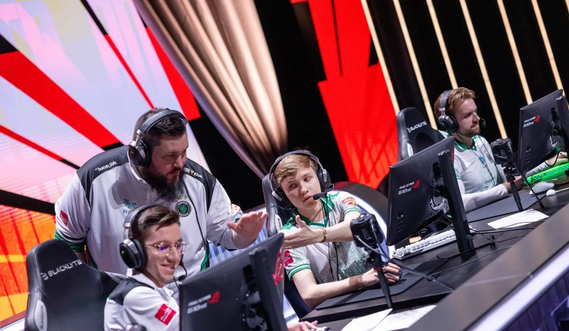 Prognoza na B8 vs Falcons — StarLadder Budapest Major 2025